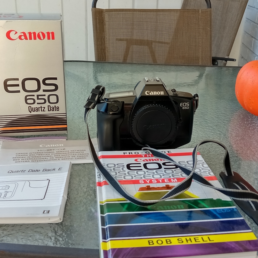 CANON EOS 650 35mm SLR w/EF 35-105mm F3.5-4.5 ZOOM LENS, Book & Manuel & Box